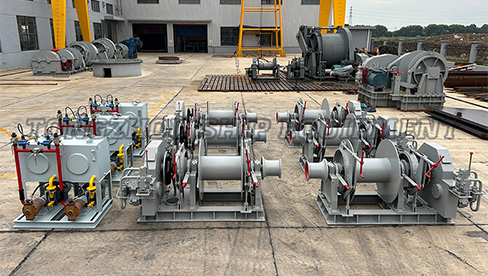 Pinagsamang windlass at mooring winch